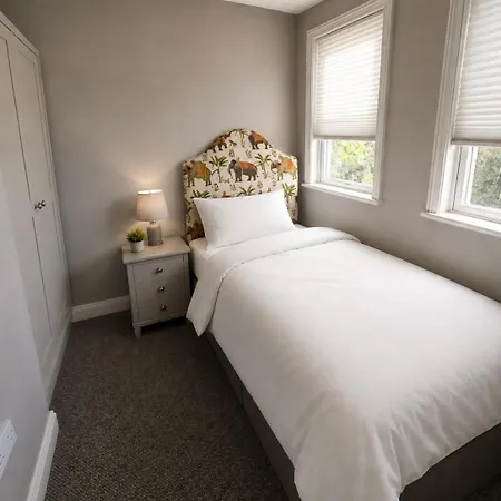 Large Luxurious In Location *