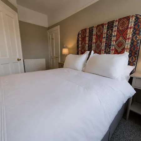 Large Luxurious In Location *