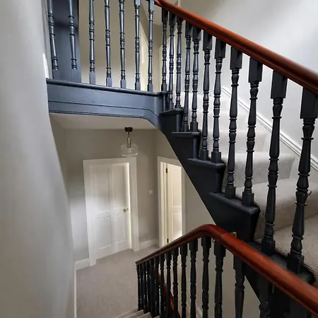 Large Luxurious In Location Villa *
